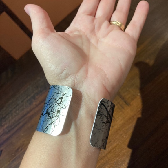 Beautiful cuff bracelet with tree design - Picture 3 of 7